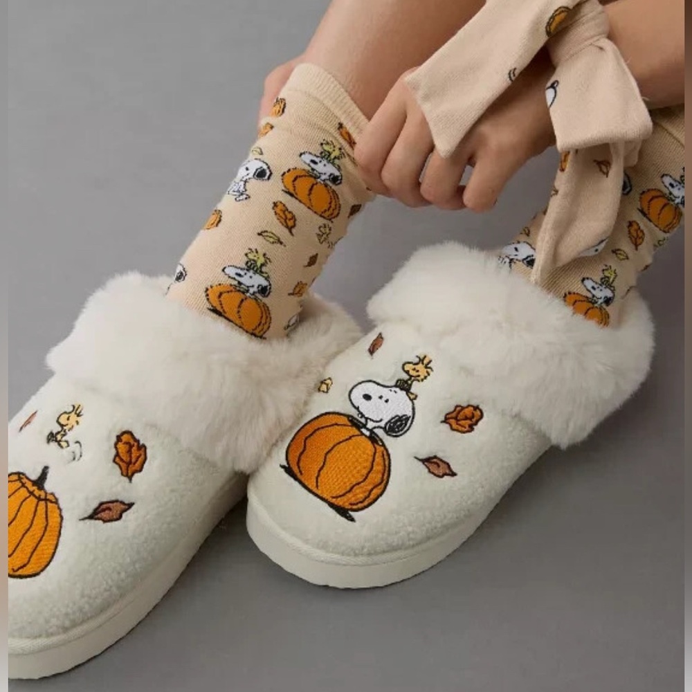 American Eagle AE Snoopy Peanuts Fall Pumpkin Socks & Slippers
